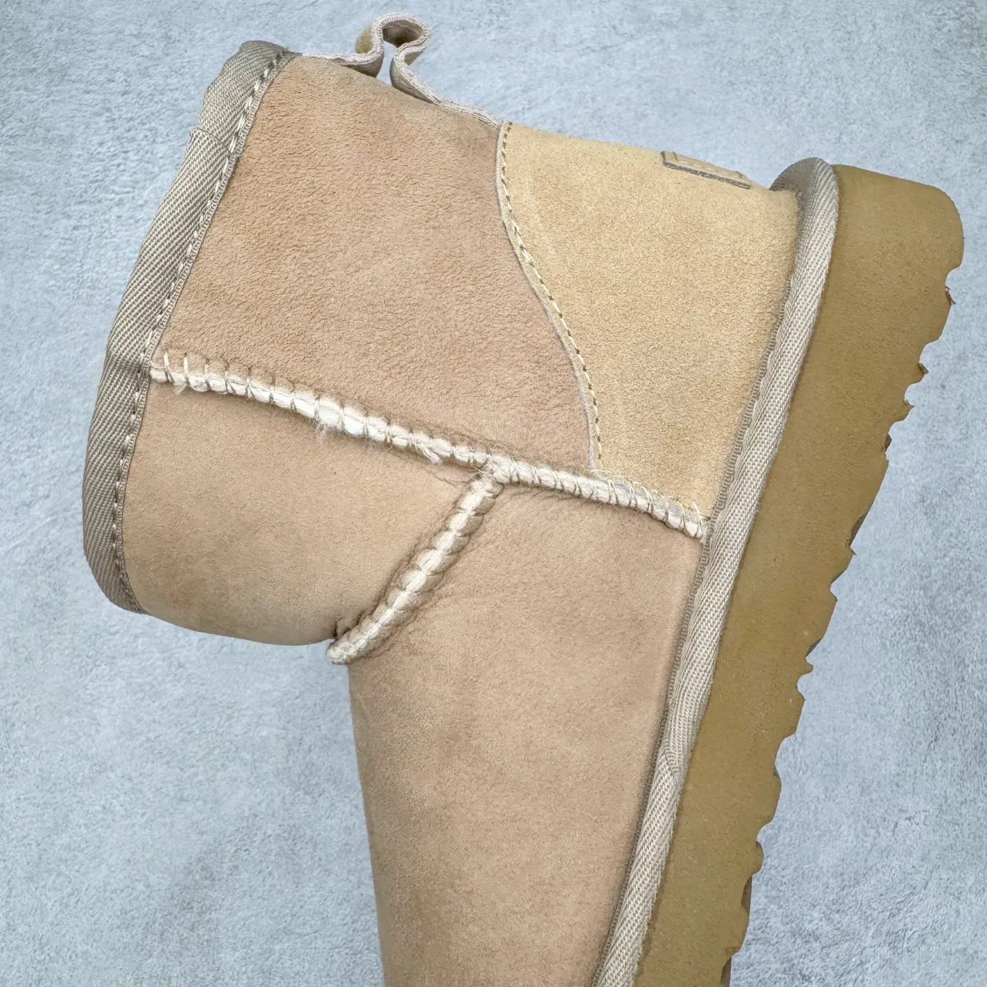 Pick up locally💰520 UGG 6222 Classic short-cut autumn and winter sheepskin and fur integrated snow boots. All shoes are made from the same factory as ZP. Longfeng A-grade Australian imported sheepskin and fur integrated men's and women's boots. Brand OEM production line. Fully follow the ZP process. OEM original pattern maker. Adhering to the principle of no original shoes and no development selection. Pay attention to every detail. The most authentic version on the market. TREADLITE "Light Wing" technology outsole. Lightweight/durable/flexible/pile size: 35 36 37 38 39 40 41 42 43 44 45 Coding: by2936060